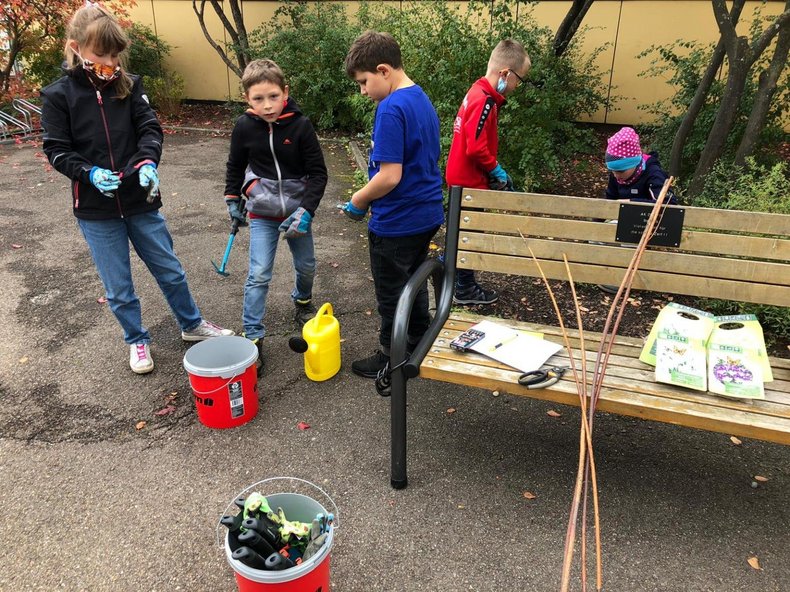 Kinder bei der Gartenarbeit