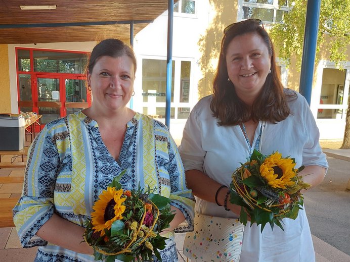 rechts: Simone Javornik (Schulsekretärin), links Stefanie Ego (Schulsekretärin)